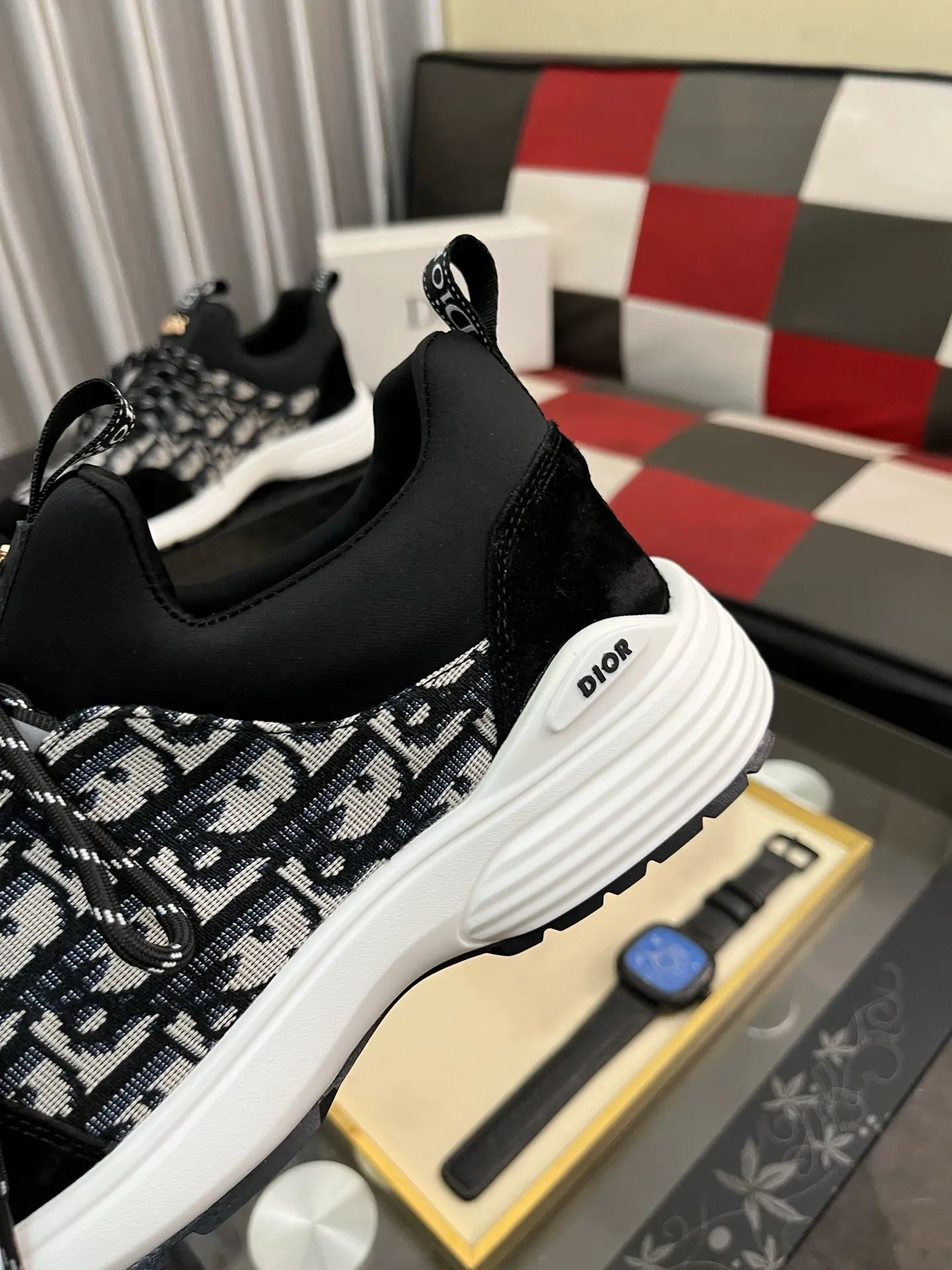 Men's Men's Shoes💰440⌚️⌚️ Dior's casual and sporty style combines the elements of dad's bag-soled shoes. It has successfully broken through the dad shoe style that has been on the streets in recent years and has become a beautiful landscape in luxury goods. The fabric is high mercerized with breathable mesh. The mesh on both sides of the shoe is made of three layers of composite technology. The bottom process uses package molding fabrics: imported high mercerized 🐂 cowhide stitching with original customized D-shaped mesh code number: 38-444️⃣ Colors available
